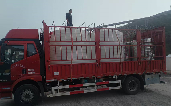 景泰立式运输桶安排发货现场