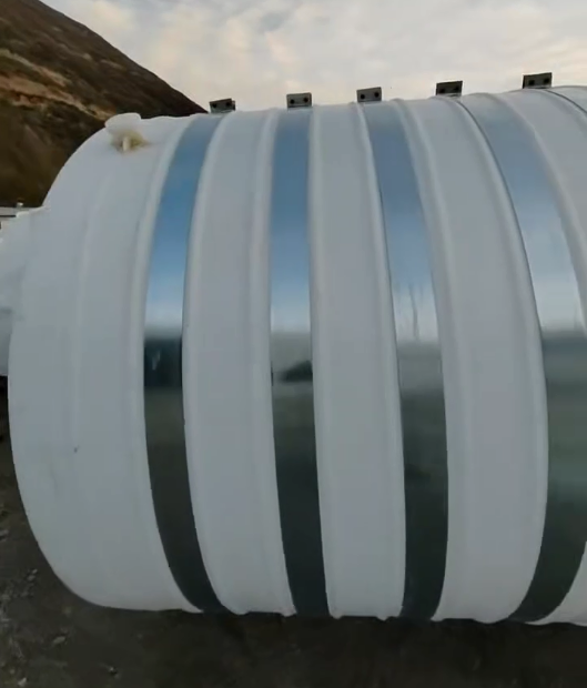 圆形景泰塑料桶批量交付案例：结构稳定，适配多行业液体储运需求